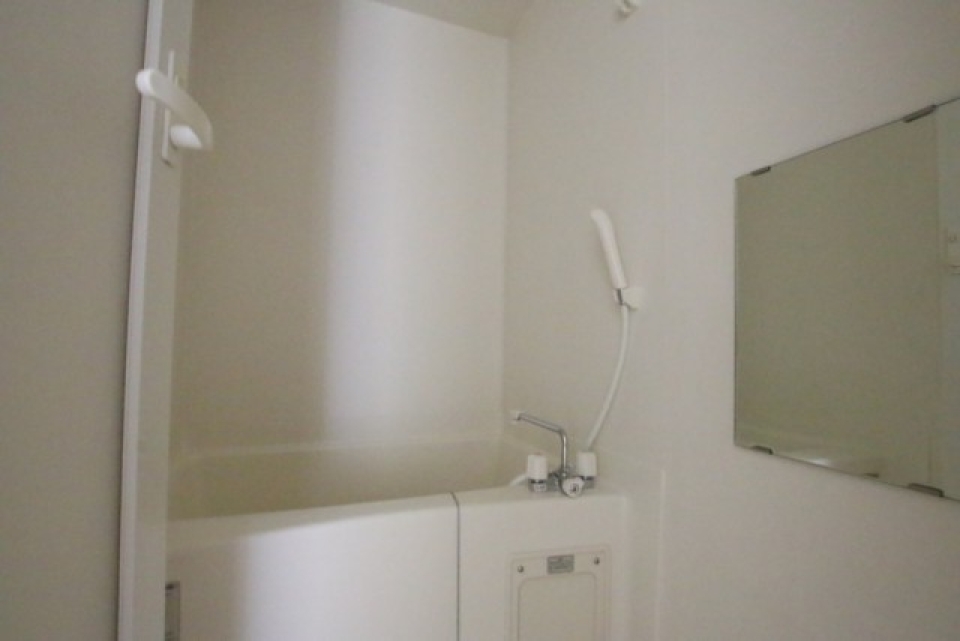 お風呂は狭いです。