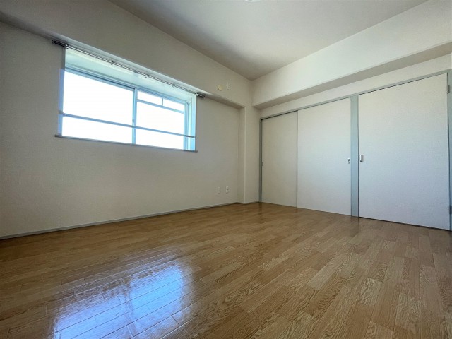 こちらの洋室も6帖で、押入れが付いています。