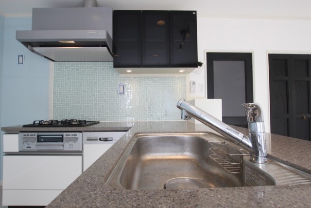 キッチンは大理石調のお洒落なシステムキッチン。