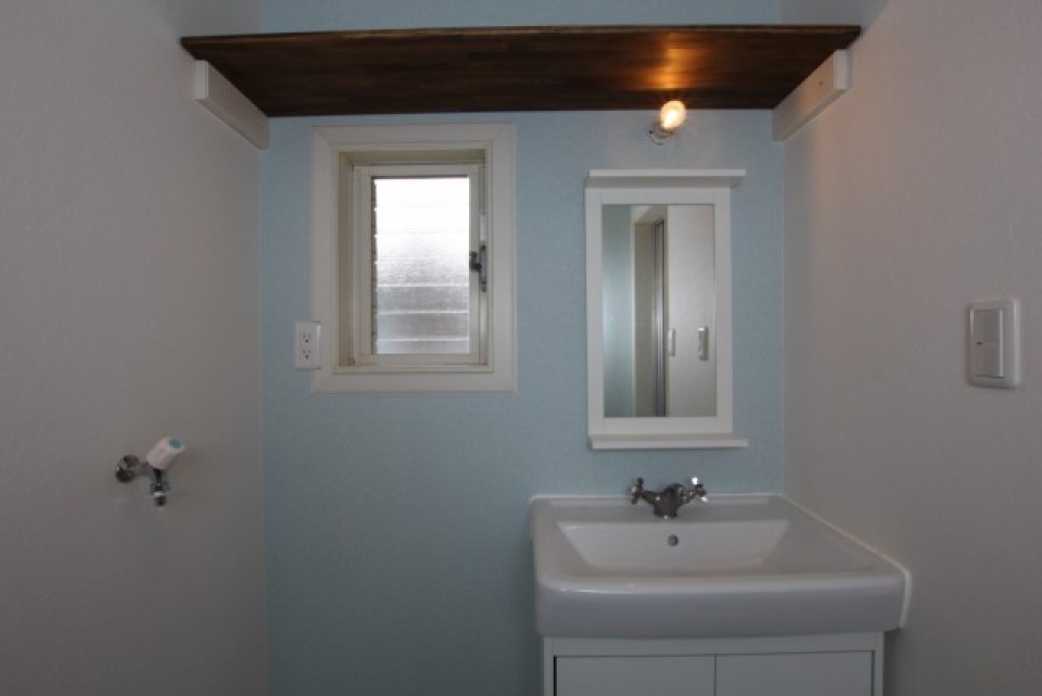 水色の指しいろが綺麗な洗面台。