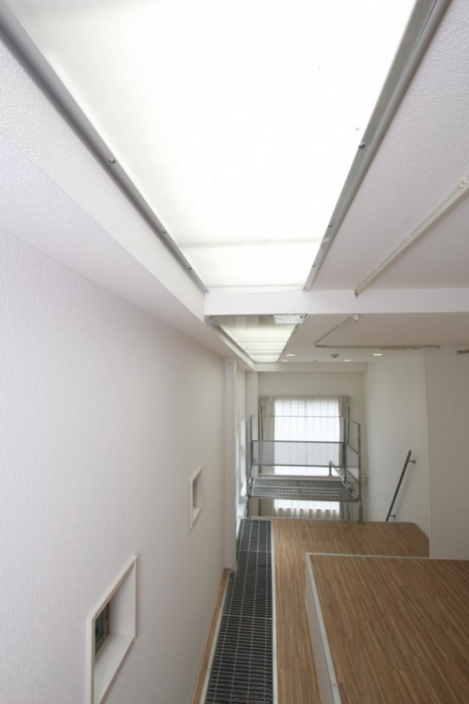 天窓タイプの天井で日中は陽が差し込む。