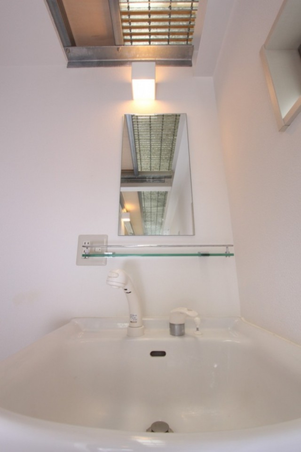 洗面台はシャンプードレッサー、上を見上げれば「グレーチング」。