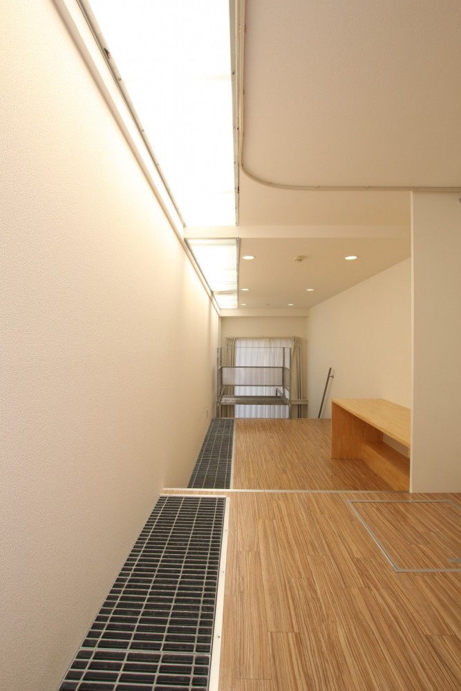 室内の奥まったスペースにもトップライトから陽が注がれる。