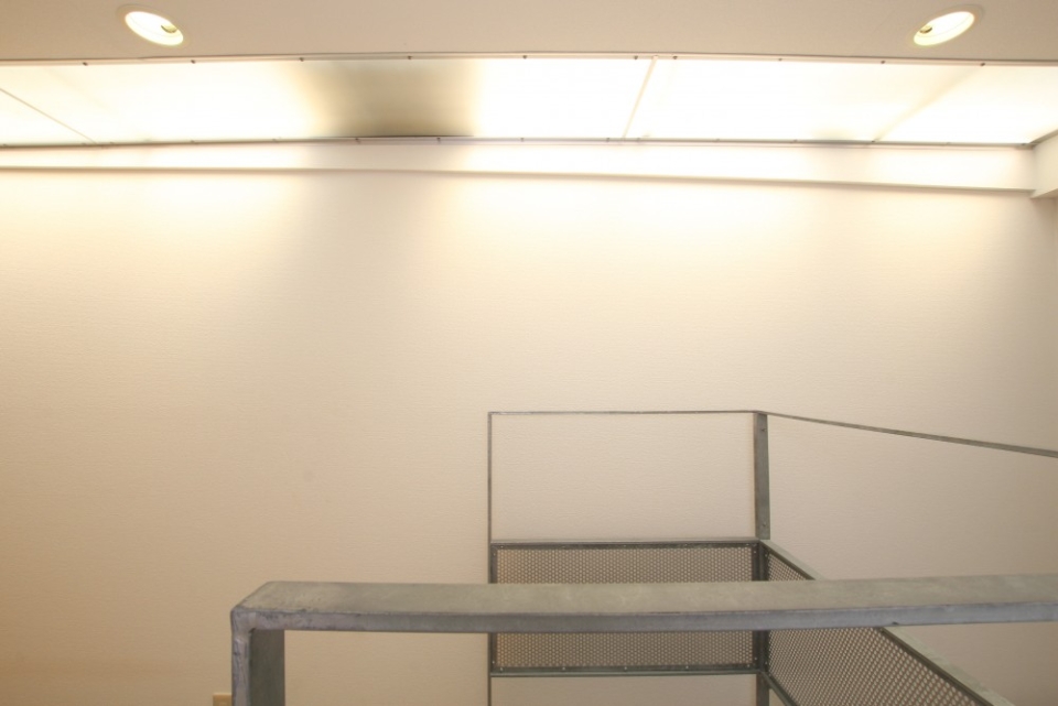 トップライトとダウンライト。