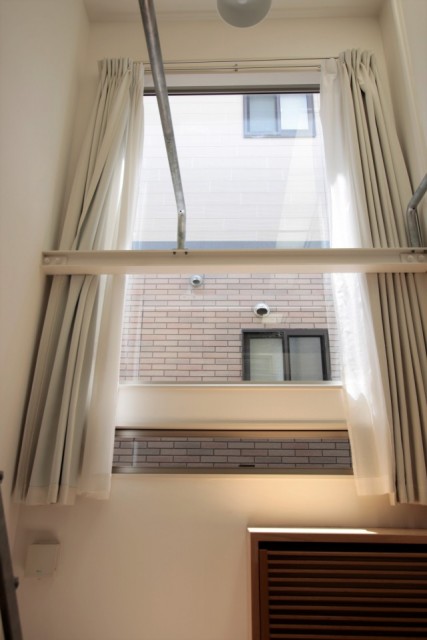 2階まで届く、大きい窓！