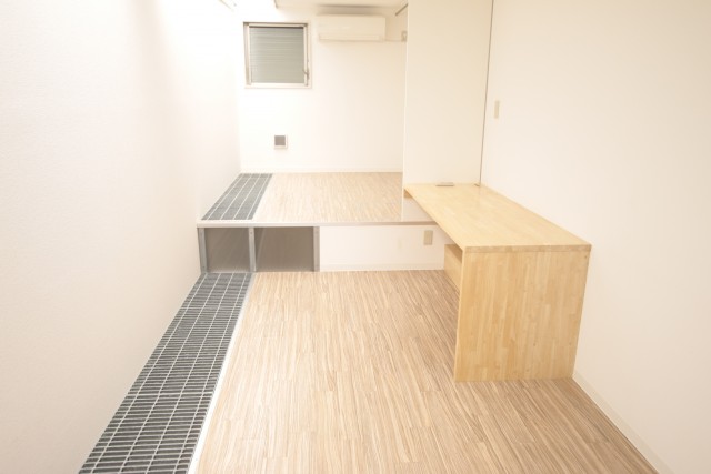 2階の洋室10.1帖、左側の鉄骨から1階に光が入ります！