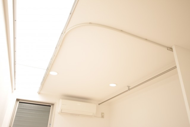 カーテンを付けて空間をつくれるレールがついてます！