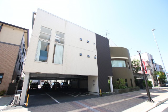 かっこいい外観。エレベータ付きで大きな荷物があってもらくらく♪