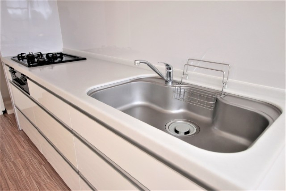 システムキッチン。3口コンロ付いています。