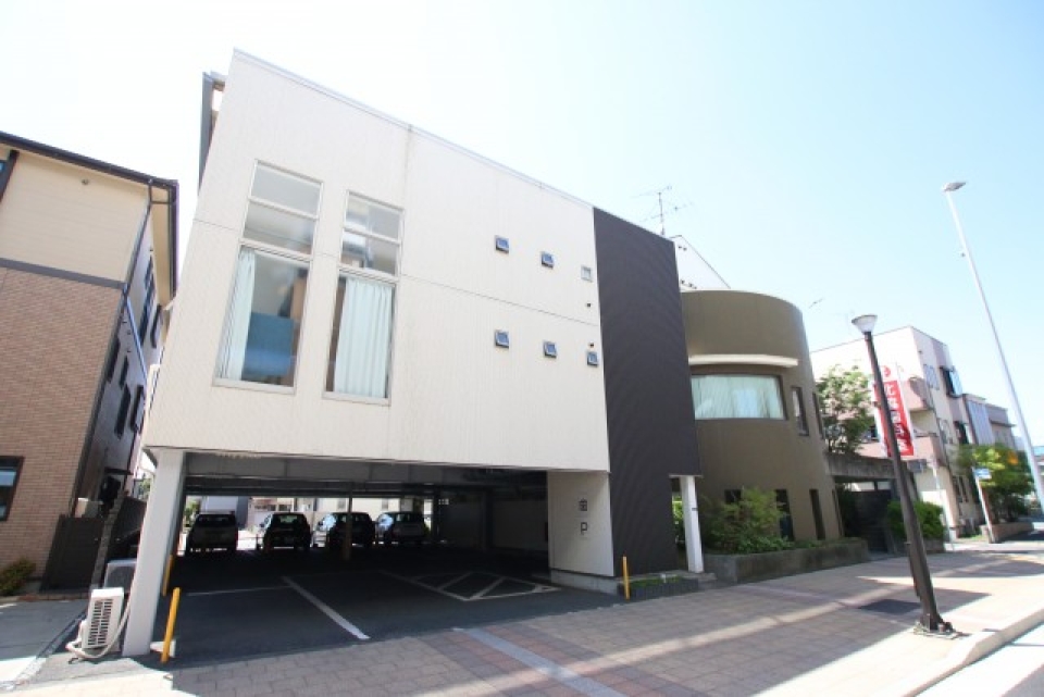 かっこいい外観。エレベータ付きで大きな荷物があってもらくらく♪