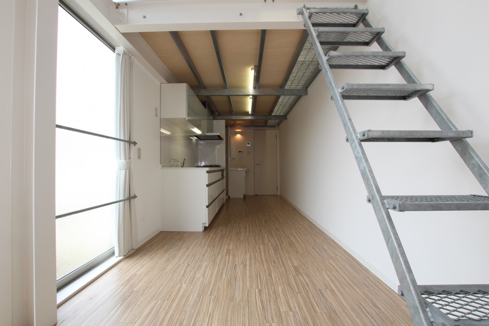 3階へ上がる階段は建築建築現場でのよく見る...。