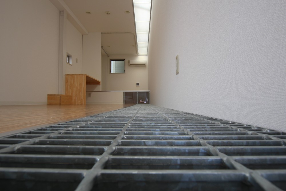 3階寝室の１部床は「グレーチング」を使用。