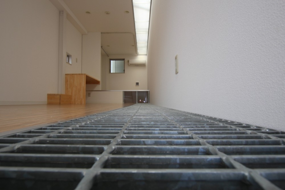3階寝室の１部床は「グレーチング」を使用。