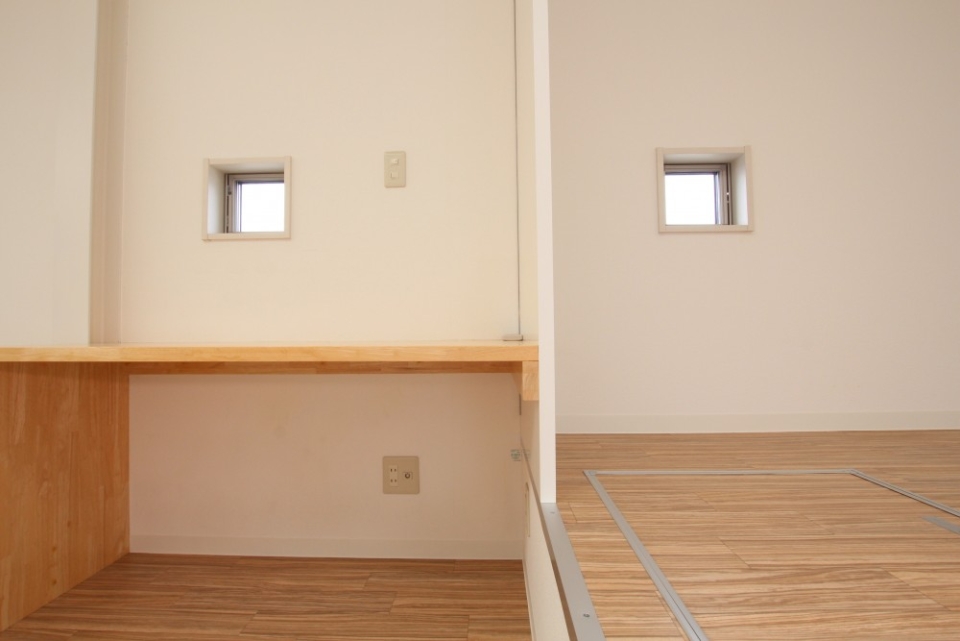 書斎用のデスクも付けられております。