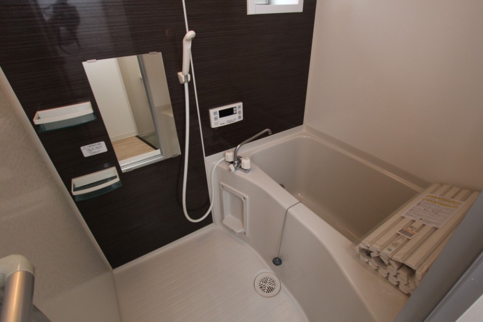 浴室は追い焚き付き。