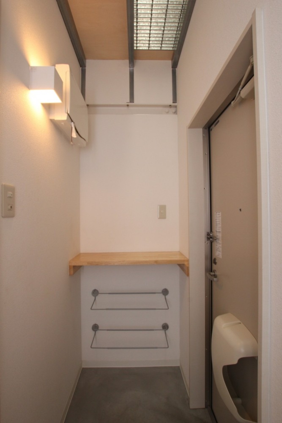 玄関スペースの上を見上げても「グレーチング」がはっきりと。