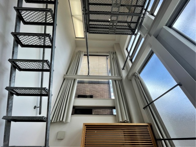 大きな窓が日光をたくさん取り入れますよ。