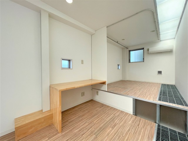 グレーチングが室内に！！お洒落なデザインです。