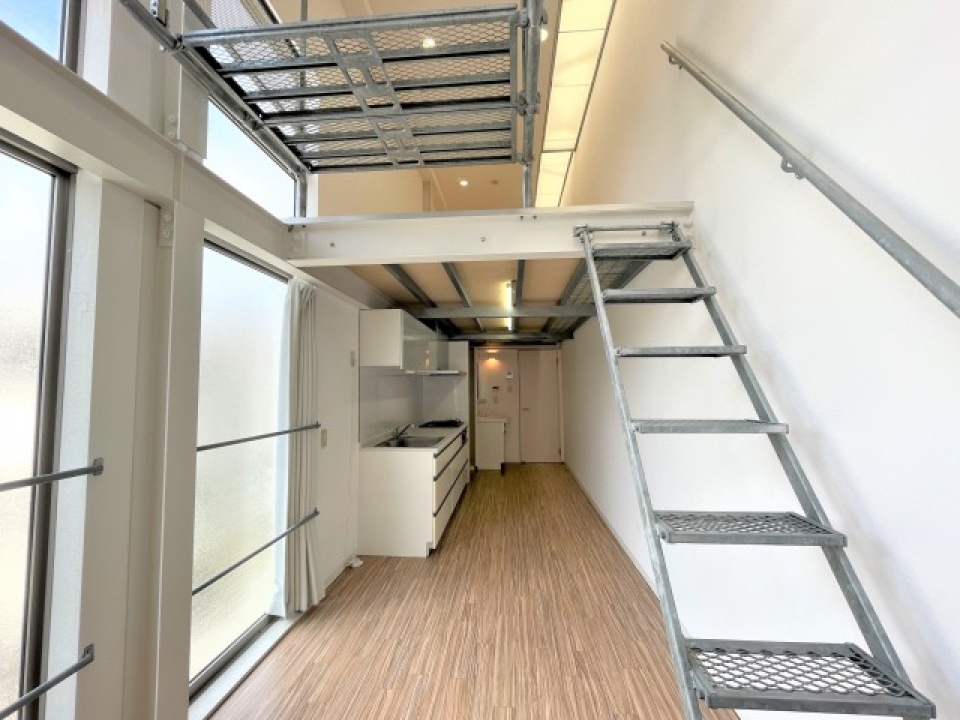 LDK別角度。むき出しの階段がイケてます！