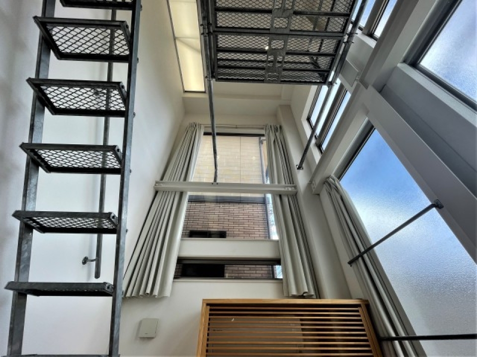 大きな窓が日光をたくさん取り入れますよ。