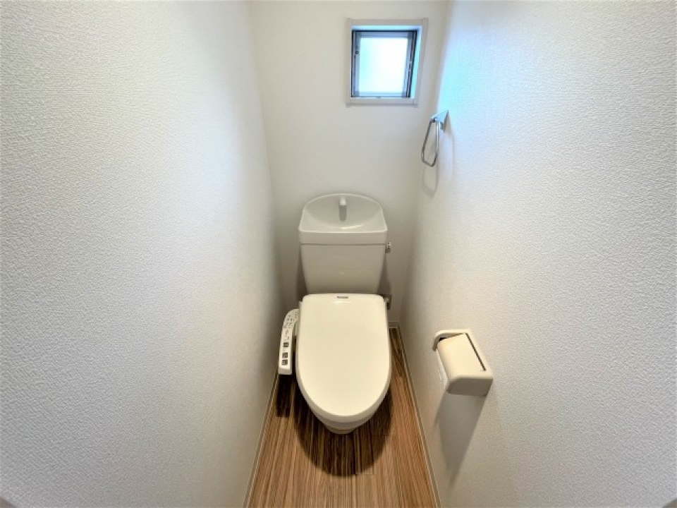 ウォシュレット付きで快適なトイレ。