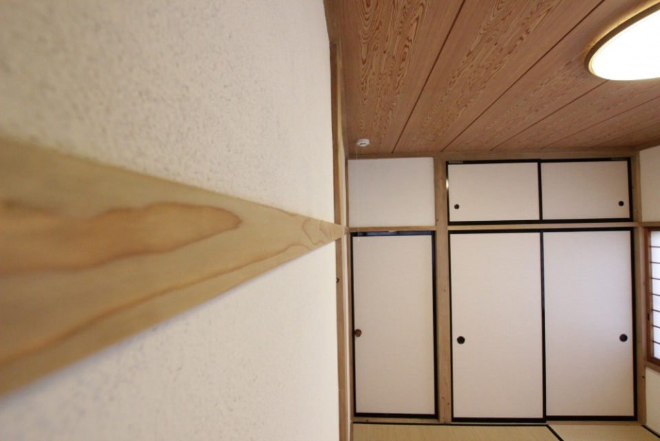 長押の木目が美しい。