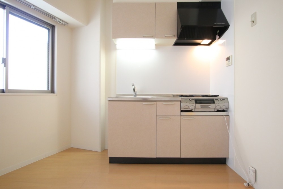 キッチンはきゅっと狭まっている。