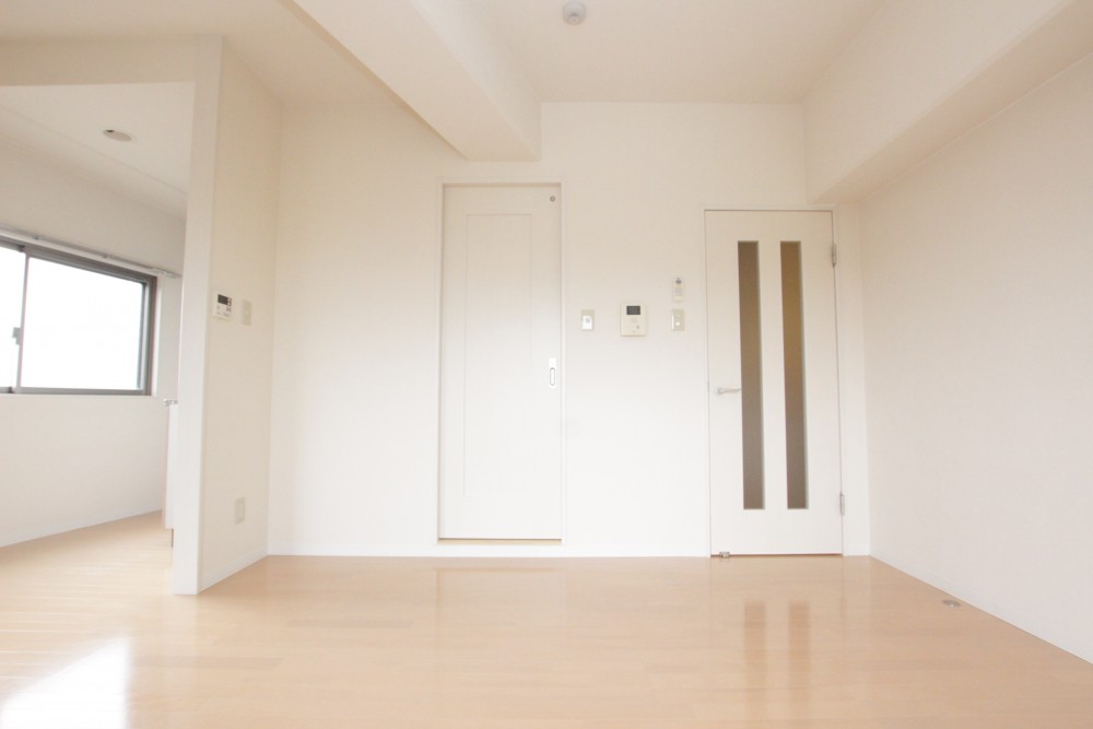 左から、キッチン、洗面・お風呂、玄関へ向かう扉