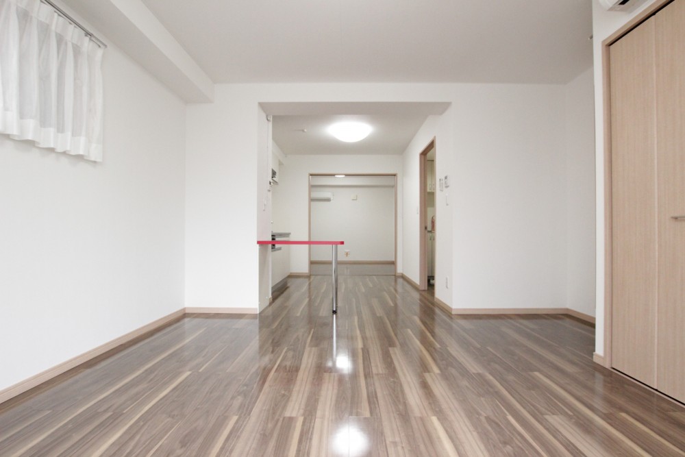 洋室の引き戸を開ければかなりの奥行。