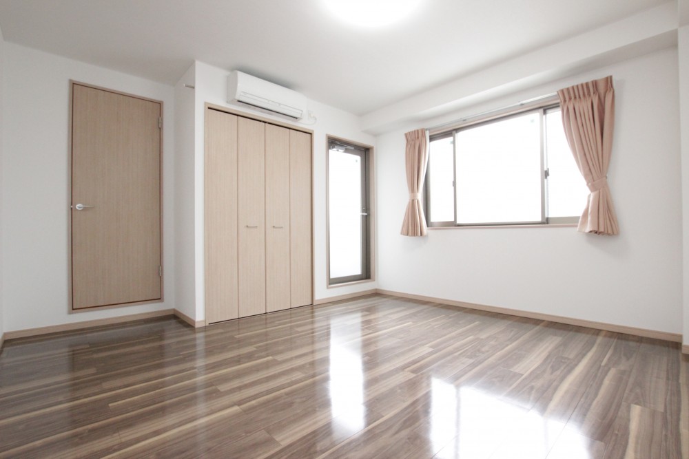 窓が道路面に面しているため掃き出し窓でなく腰窓となっている。