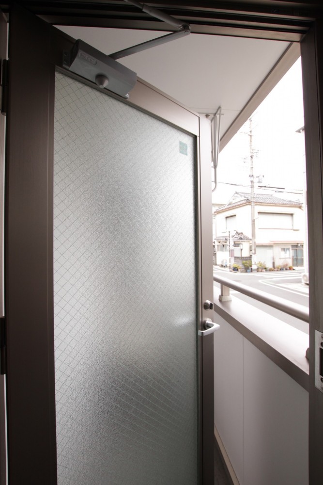 ベランダへの扉は視線を配慮した半透明。