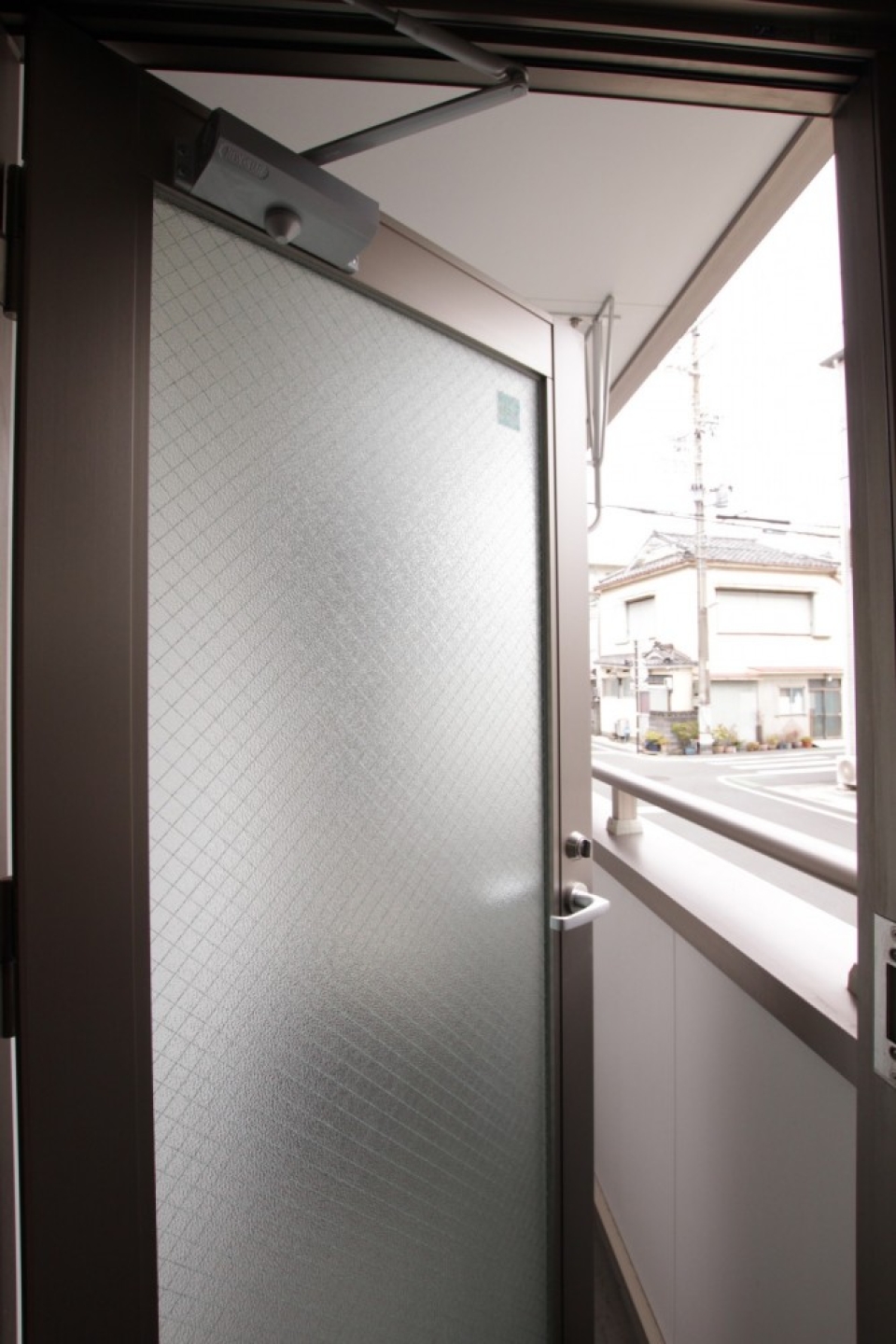 ベランダへの扉は視線を配慮した半透明。