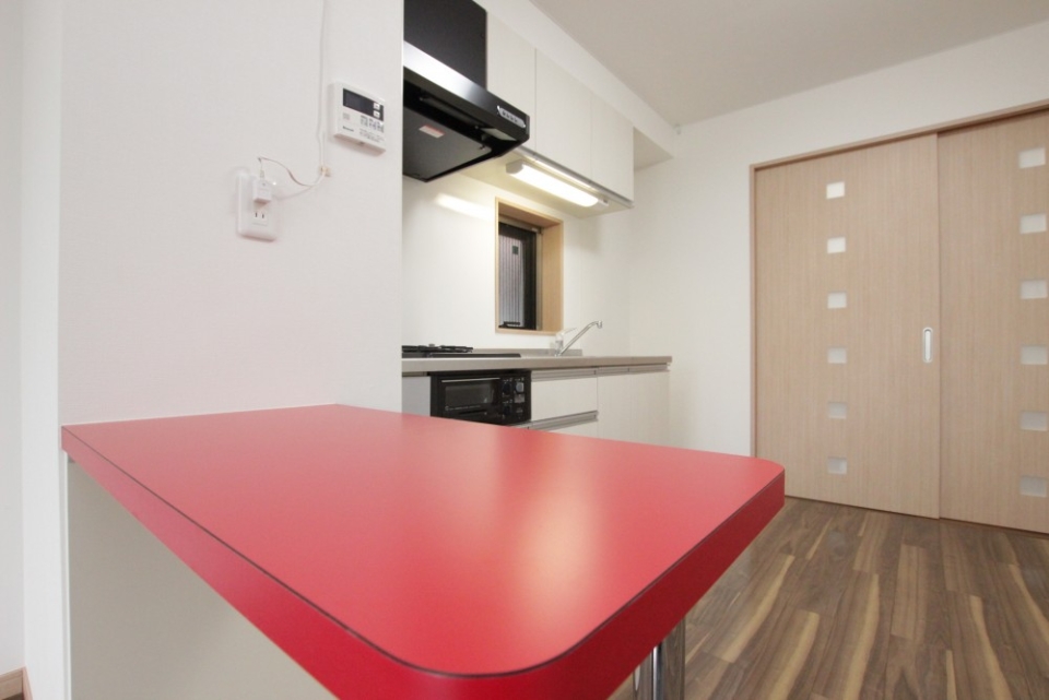 赤のカウンターがアクセントに。