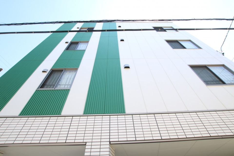 緑のストライプが印象的な外観。