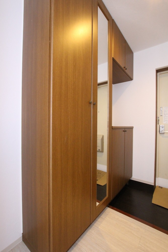 玄関には、姿見の付いた大型シューズBOX。