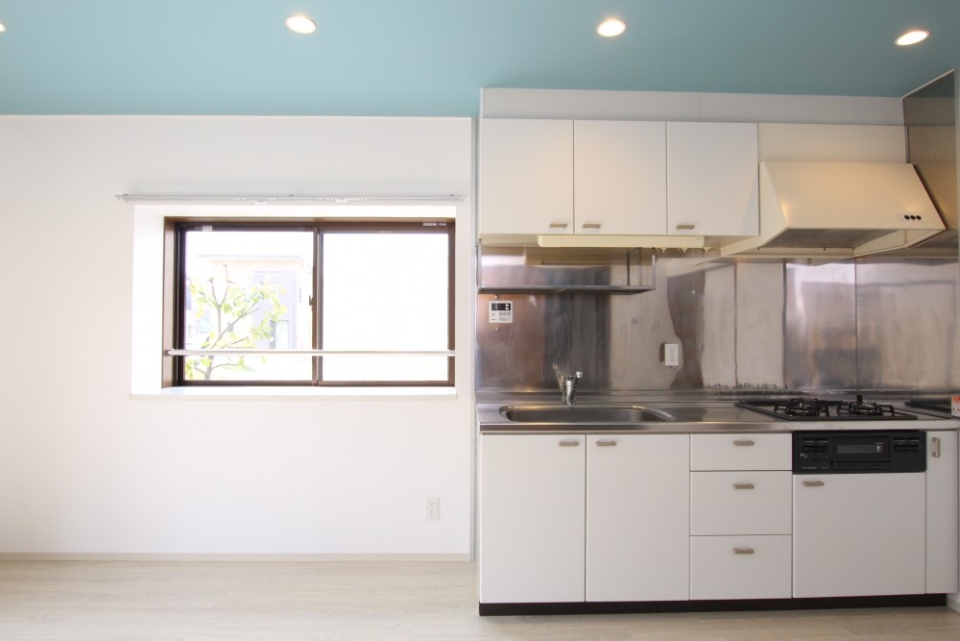 角部屋の特権＋αの窓でキッチンスペースは明るい。