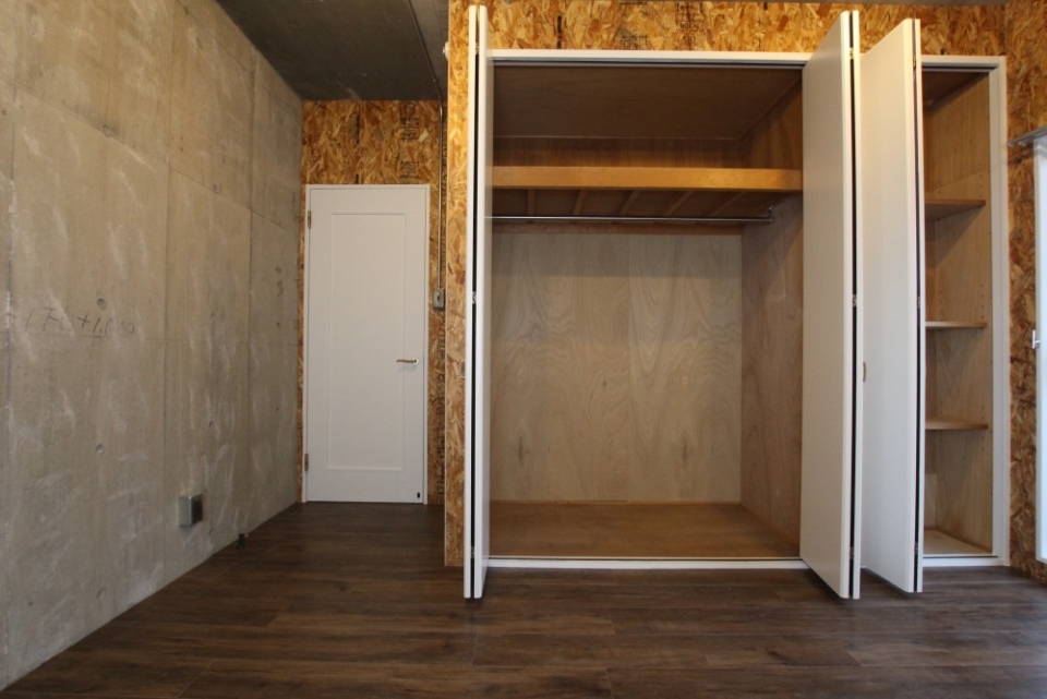 白い扉が映えるクローゼット。
