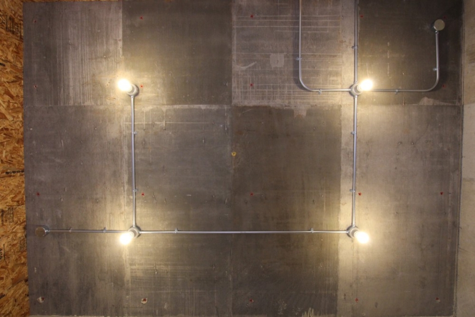 電気の配線も剥き出しに。