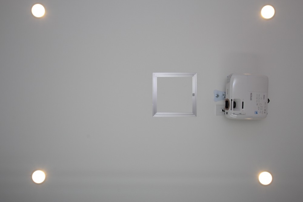 天井見上げればダウンライトとEPSONのホームプロジェクター。