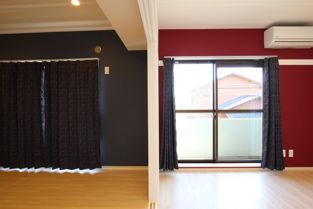 壁紙にはシックな青と赤のアクセントウォール。