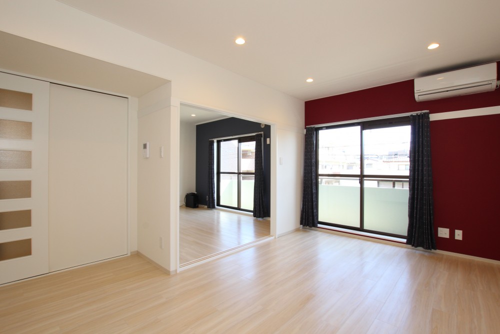 青・白・赤の３色揃いトリコロールカラー空間。