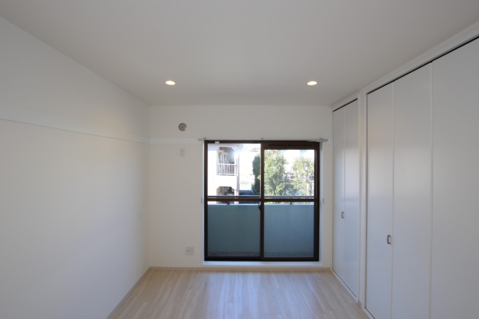 北側洋室は白１色の清潔感溢れるお部屋。