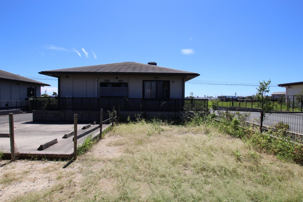 パパはせっせと草取りを！！。