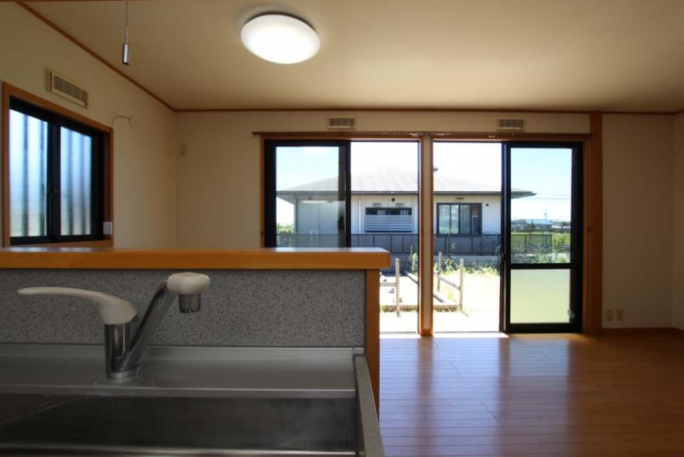 キッチンで家事をしながらも...。