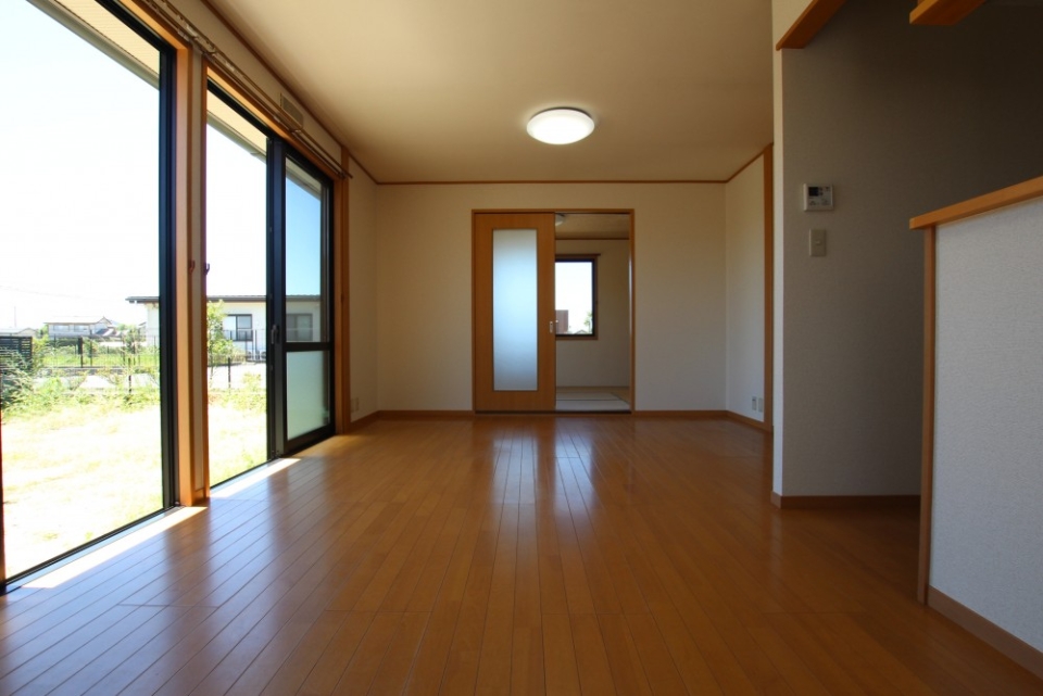 涼しい室内で寝ころびながらも子供の遊ぶ姿が確認出来る。