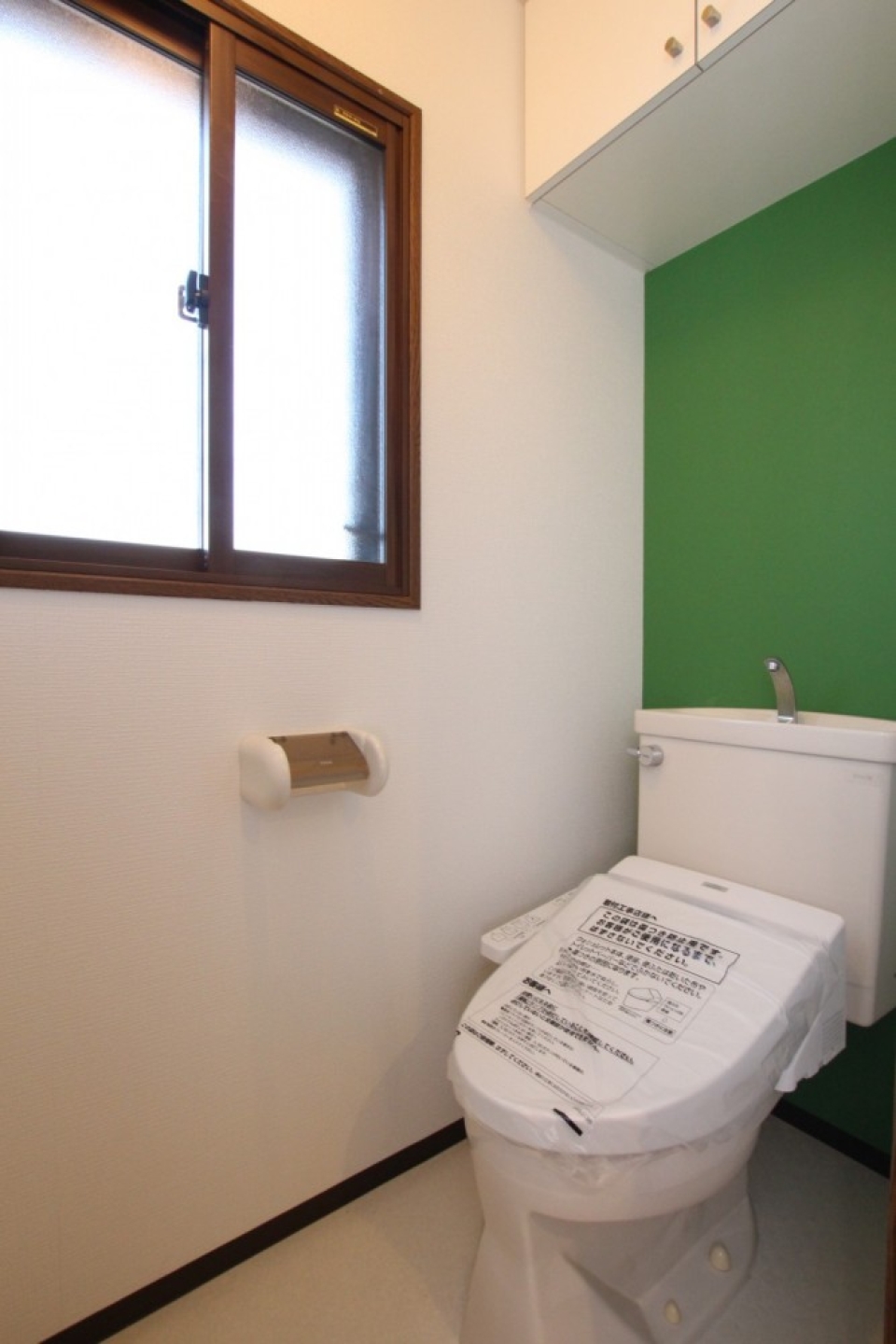 トイレにはワンポイントのグリーンクロス。