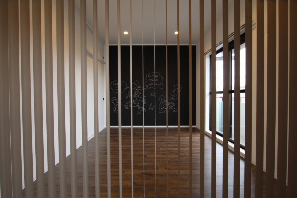 バーチカルカーテン越しに見る黒板壁。