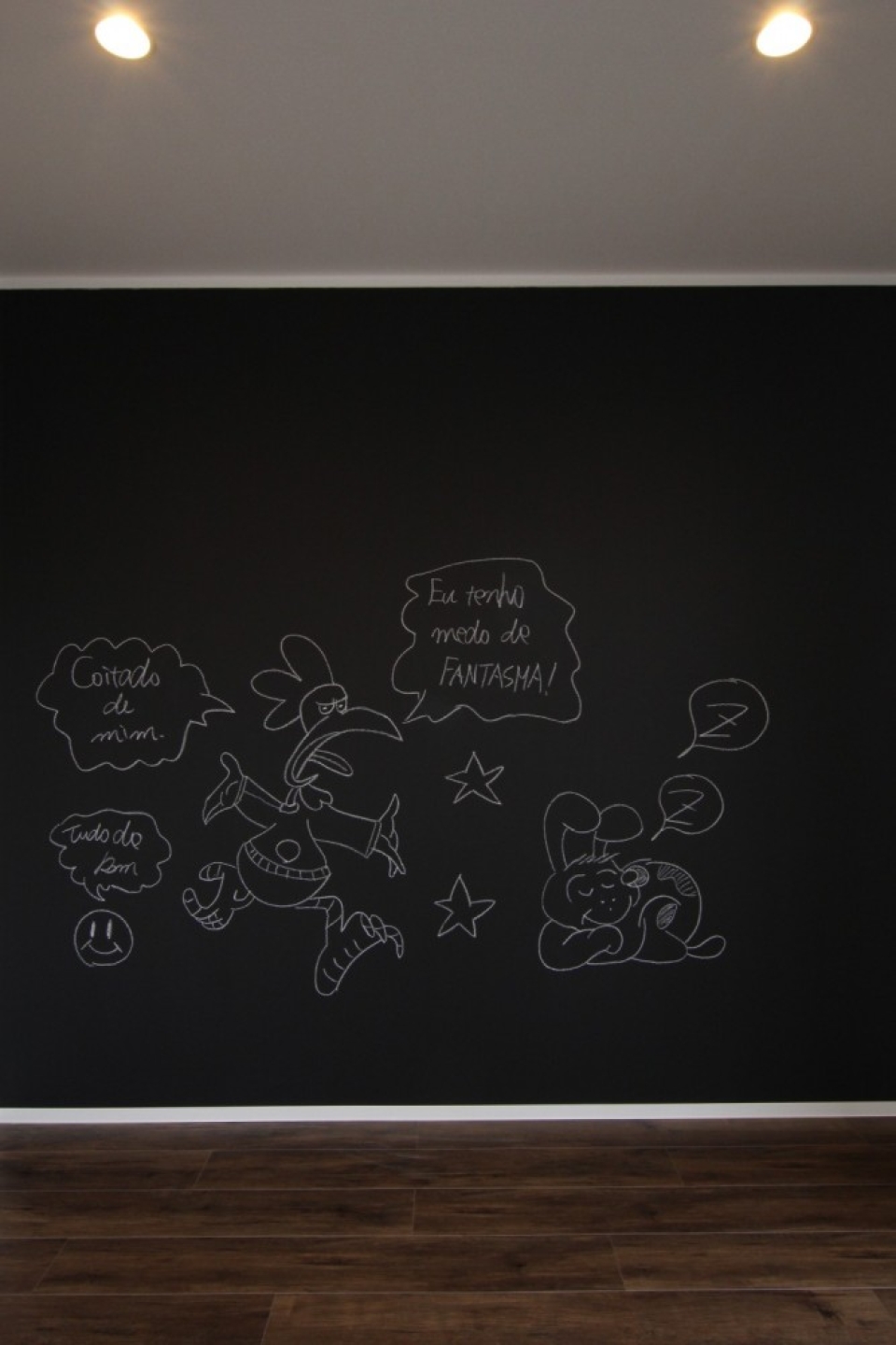 童心に戻って壁に落書きを。