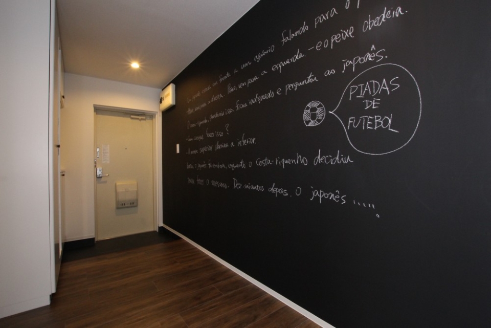 玄関スペースの黒板壁はもっと大きい。