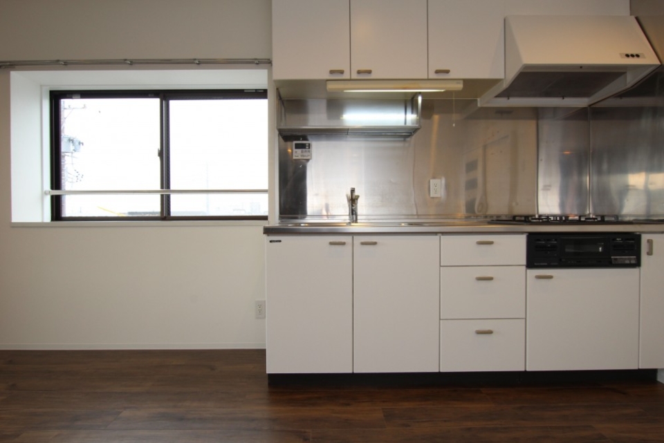 キッチンは３口コンロとグリルの付いたシステムキッチン。